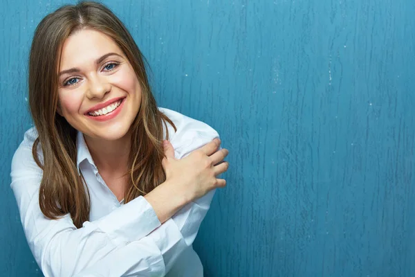 Portret van moderne vrouw met toothy glimlach. — Stockfoto