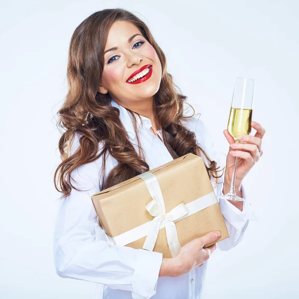 Sorrindo mulher segurando caixa de presente — Fotografia de Stock