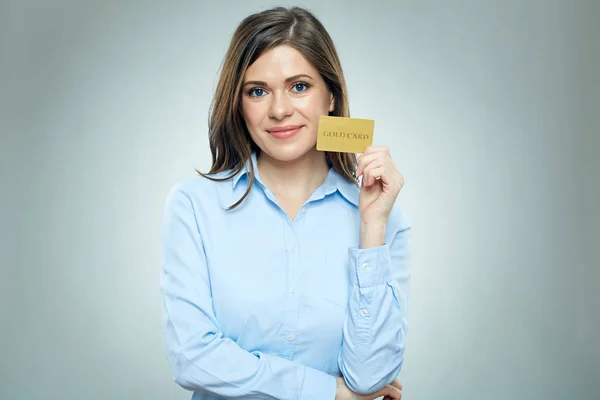 Femme d'affaires détenant une carte de crédit — Photo