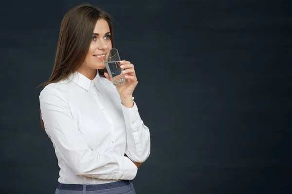 Jeune femme eau potable — Photo