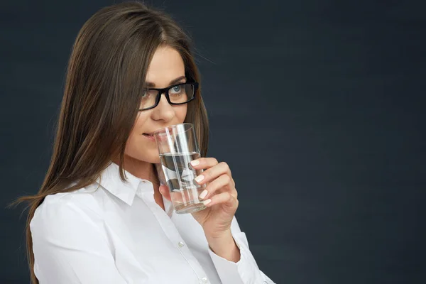 Giovane donna che beve acqua . — Foto Stock