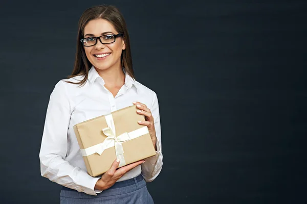 Empresária segurando caixa de presente de papel — Fotografia de Stock