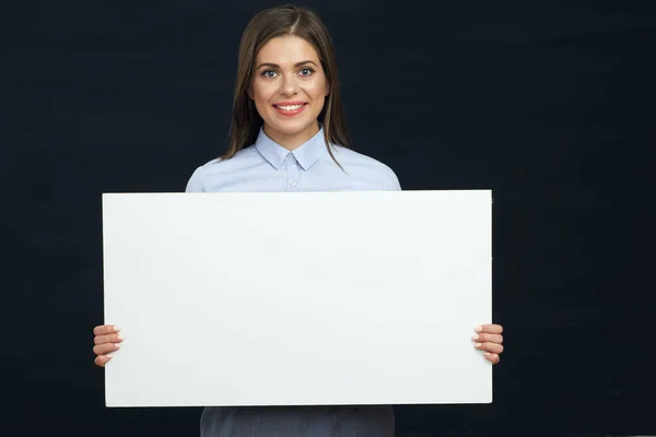 Glimlachende zakenvrouw teken boord houden — Stockfoto