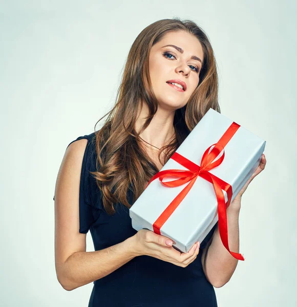 Mujer sonriente sosteniendo caja de regalo —  Fotos de Stock