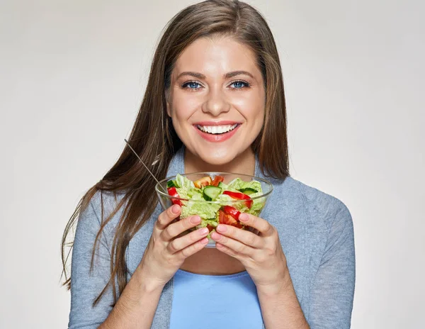 Usmívající se žena držící misku salátu. — Stock fotografie