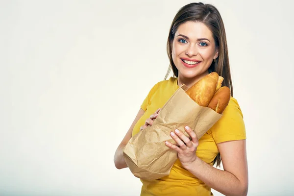 Lachende vrouw met brood — Stockfoto