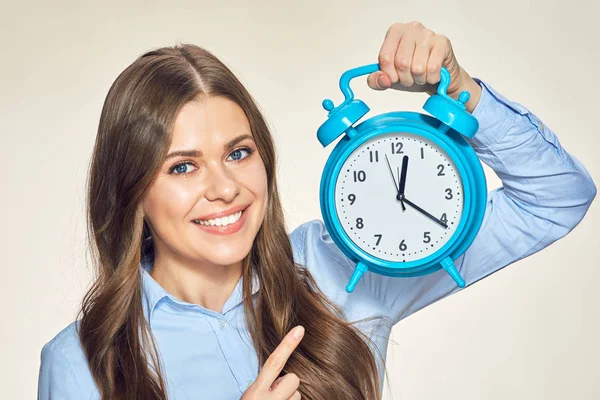 Imprenditrice che indica l'orologio di allarme — Foto Stock