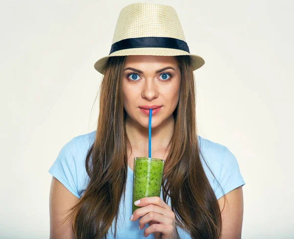 Mujer bebiendo jugo de batido verde — Foto de Stock