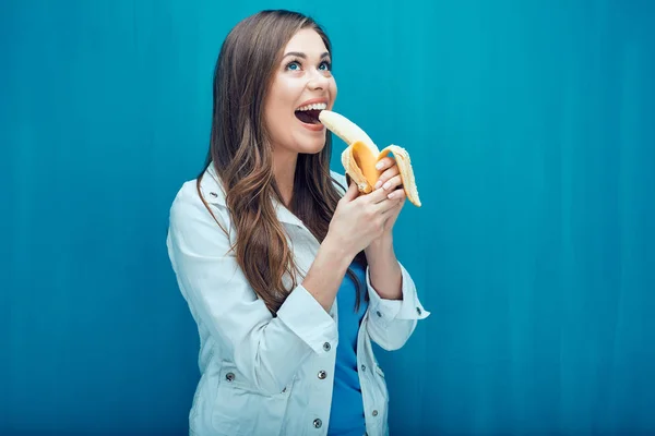 Mujer sonriente comiendo plátano — Foto de Stock