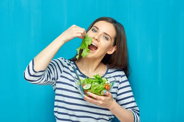 Lachende vrouw houden kom met salade — Stockfoto