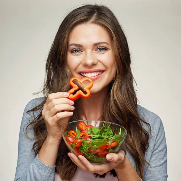 Mulher sorridente segurando tigela com salada — Fotografia de Stock
