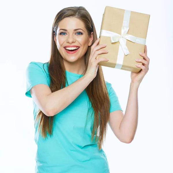 Usmívající se žena držící papírové krabičky — Stock fotografie