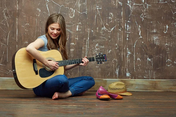 Güzel genç kadın oyun gitar.