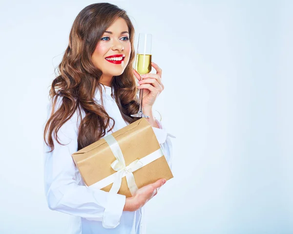Mujer feliz sosteniendo caja de regalo. Bebida de champán . — Foto de Stock