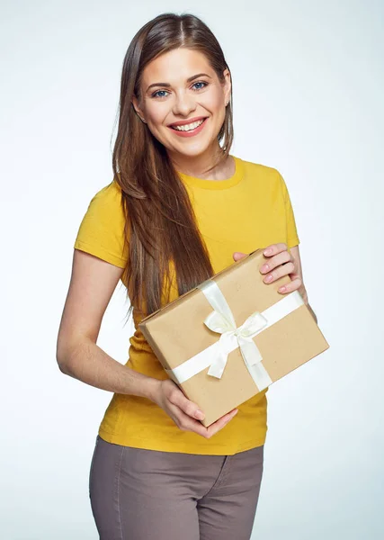 Vackra leende kvinna med långt hår håller presentbox — Stockfoto