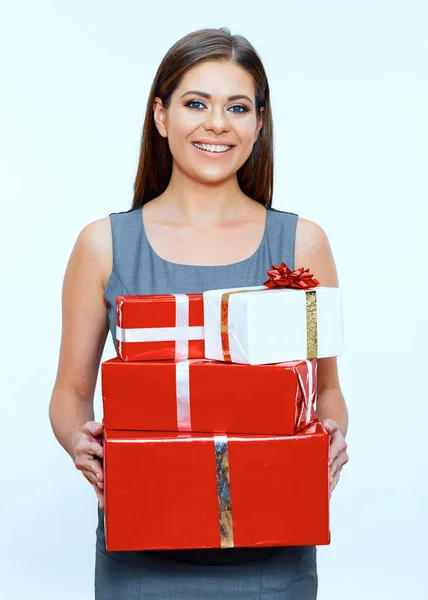 Ευτυχισμένος toothy χαμογελώντας επιχειρήσεων γυναίκα κρατώντας κιβώτιο δώρων. — Φωτογραφία Αρχείου