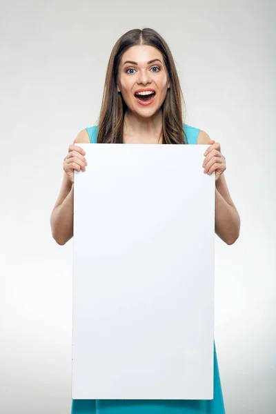 Mujer sorprendente sosteniendo letrero grande blanco . —  Fotos de Stock