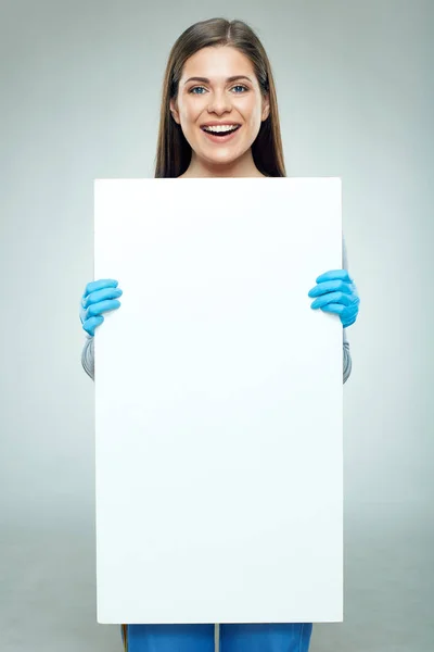 Costruttore donna sorridente in possesso di grande bordo bianco . — Foto Stock
