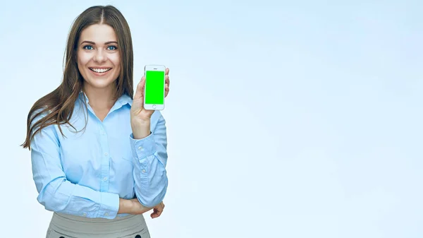 Hymyilevä liiketoiminnan nainen osoittaa matkapuhelimen näytön . — kuvapankkivalokuva