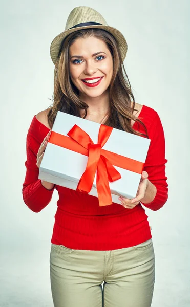 Sorrindo menina segurando caixa de presente branco . — Fotografia de Stock