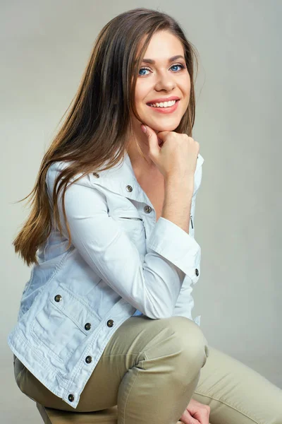 Retrato de jovem mulher sorridente roupas casuais vestida . — Fotografia de Stock