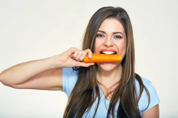 Jonge vrouw holdin wortel in tanden. — Stockfoto