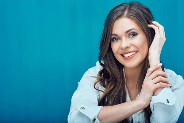 Retrato de cara de mujer joven sonriendo con dientes . — Foto de Stock