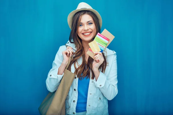 Uśmiecha się kobieta podróżnik gospodarstwa paszport, bilet. — Zdjęcie stockowe