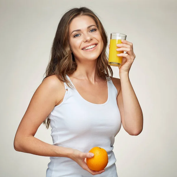 Lachende vrouw met oranje fruit en SAP geïsoleerde portret. — Stockfoto