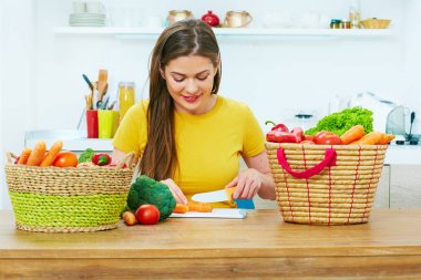 mutlu bir kadın mutfakta