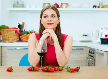 güzel bir kırmızı şarap cam kadınla 