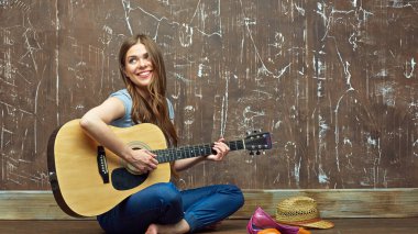 güzel bir genç kadın gitar çalmak