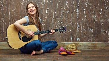 güzel bir genç kadın gitar çalmak