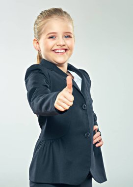 Küçük iş kadın Haritayı başparmak yukarı gülüyor. Otobüste kız çocuk