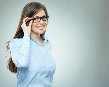 Gözlüklü genç gülümseyen modern iş kadın 