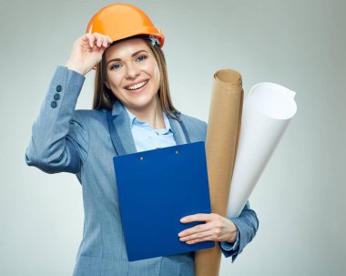 Holding kağıt planları ve Pano gülümseyen kadın mimar.