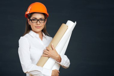 İş kadını mühendis planlar tutuyor. 