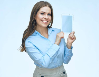 İş kadını gösteren tablet ekran gülümseyen.