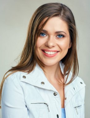 Beyaz ceketli genç kadın portresi güzel yüzünü kapatmak.