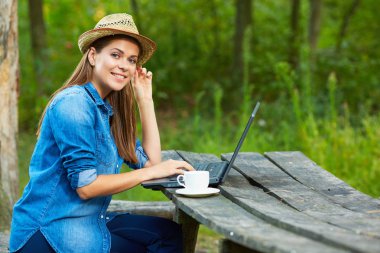 Ödev bahçesinde bulunan dizüstü bilgisayar ve kahve Kupası.