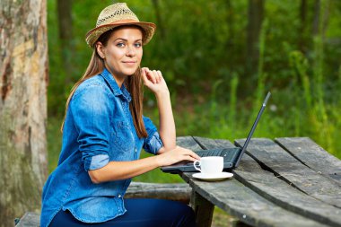 Ödev bahçesinde bulunan dizüstü bilgisayar ve kahve Kupası.