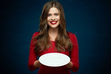 Kırmızı elbiseli gülümseyen kadın