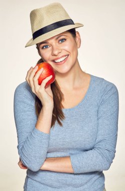 Kırmızı elma tutan şapka modeli