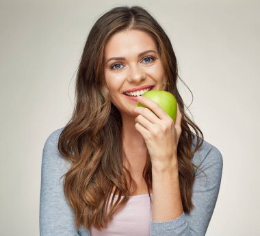 kadın ısırma yeşil elma 