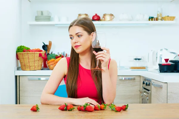 güzel bir kırmızı şarap cam kadınla 