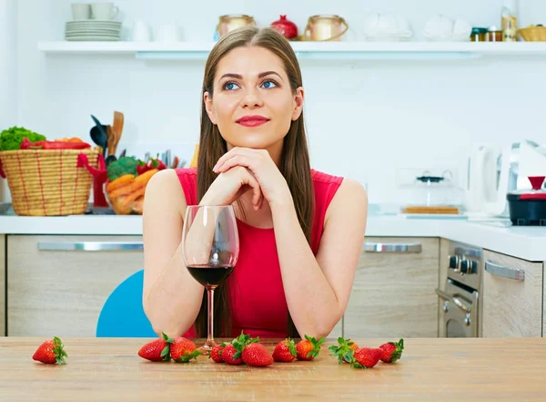 güzel bir kırmızı şarap cam kadınla 