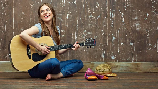 Schöne junge Frau spielt Gitarre — Stockfoto