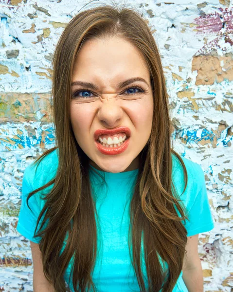 Çığlık atan kız yakın yüz.