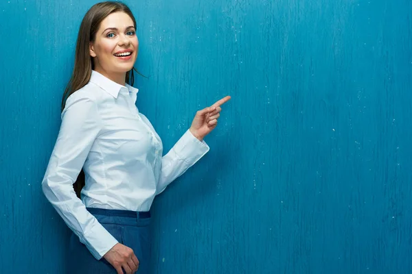 Smiling business woman pointing finger at copy space. — Stock Photo, Image