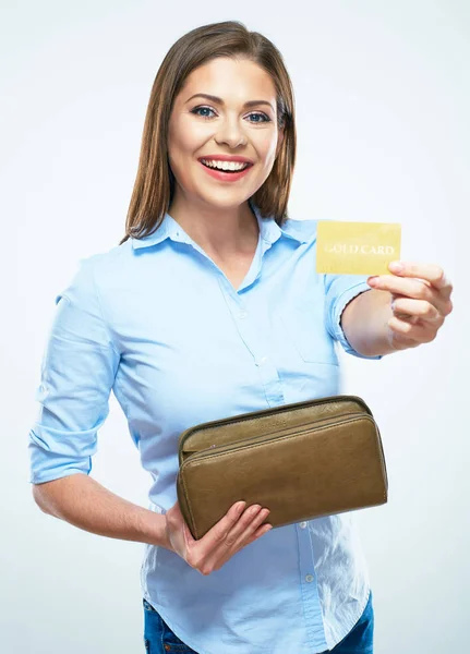Podnikatelka drží kreditní kartou a zavazadlo — Stock fotografie